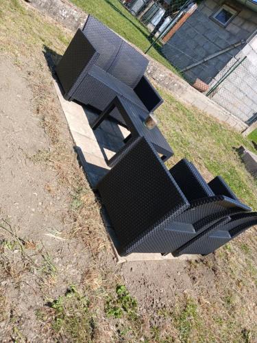 un banc assis dans l'herbe à côté d'un parc dans l'établissement Warm home, à Madonne-et-Lamarey