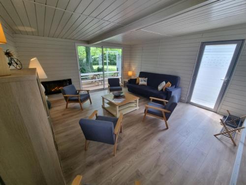Ruang duduk di Les Chalets de SAUMUR, Piscine & Parc boisé, 100m du CadreNoir