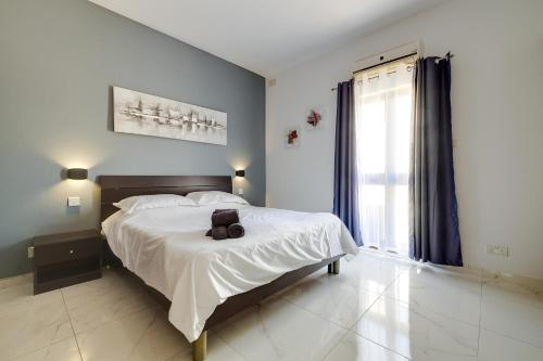 Una cama o camas en una habitación de Sir William Reid Apartments