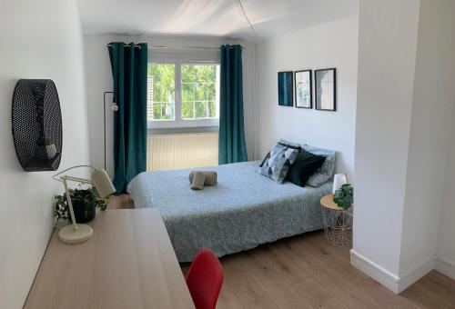 une chambre avec un lit et une fenêtre dans l'établissement La Prairie - 4 chambres, parking, jardin, à Bures-sur-Yvette