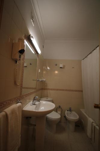 Bilik mandi di Imperador Hotel