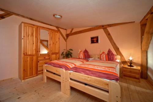 WarnitzにあるFerienwohnung Buchholzのベッドルーム1室(大型ベッド1台付)