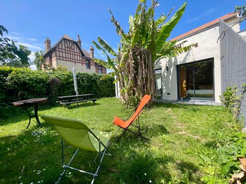 Saint-Côme-de-FresnéにあるLa Maison Rose - Côté Terre by Melroseの庭にある椅子とテーブルの集まり