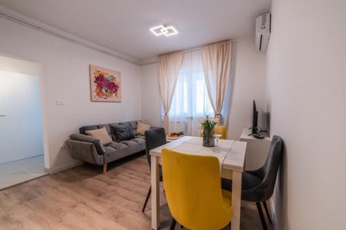Χώρος καθιστικού στο Apartmani SUNSET