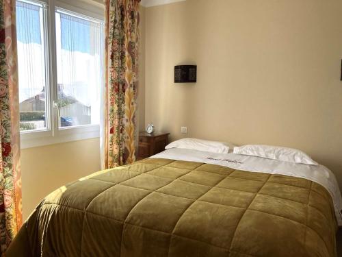 une chambre avec un grand lit avec une fenêtre dans l'établissement Anemone - Saint Hilaire de Riez, à Saint-Hilaire-de-Riez