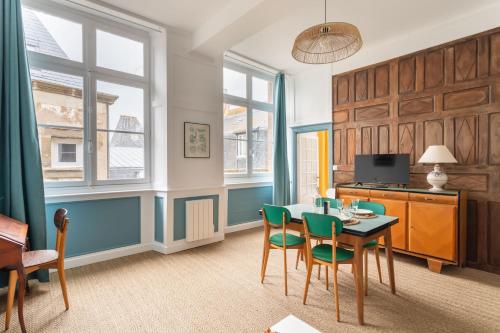 une salle à manger avec une table et des chaises dans l'établissement L'Epervier - 200m de la plage, à Saint-Malo