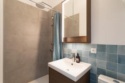 une salle de bain avec un lavabo et une douche dans l'établissement L'Epervier - 200m de la plage, à Saint-Malo