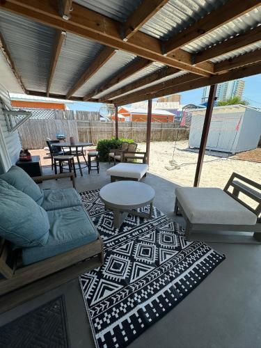 Χώρος καθιστικού στο Beachside Bliss - Breakfast, Walk to Schooners, Sleeps 15, Fenced Privacy