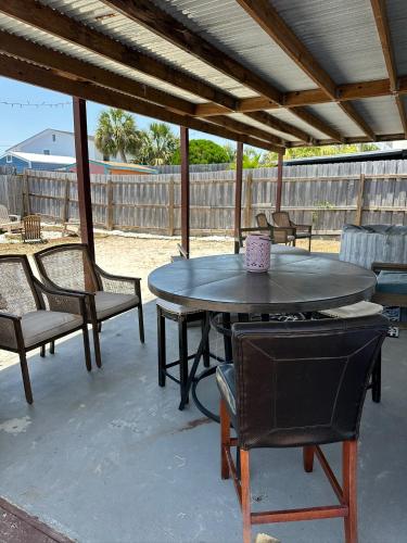 Beachside Bliss - Breakfast, Walk to Schooners, Sleeps 15, Fenced Privacy photo 45