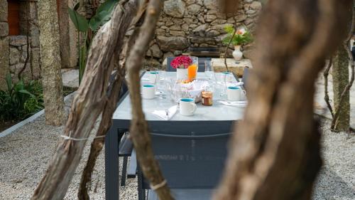 a blue table with glasses and drinks on it at A CASINHA DO CARREIRAS in Barroselas