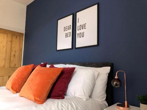 Katil atau katil-katil dalam bilik di Free parking, free wifi, city centre, contractor and family friendly