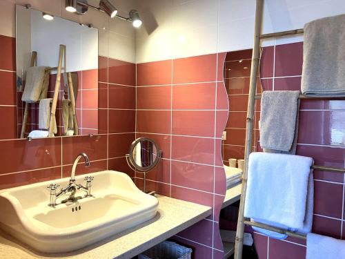 une salle de bain avec un lavabo et un miroir dans l'établissement Violette - Saint Hilaire de Riez, à Saint-Hilaire-de-Riez