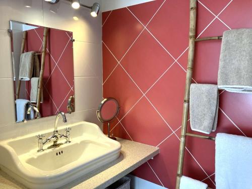 une salle de bain avec un lavabo et un miroir dans l'établissement Passiflore - Saint Hilaire de Riez, à Saint-Hilaire-de-Riez