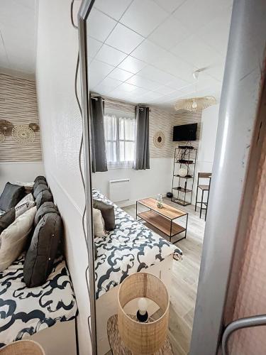 une chambre avec un lit et un salon dans l'établissement Le Fleurant - Vue sur l'Oise, à Compiègne