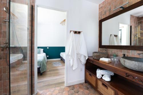 une salle de bain avec un lavabo et un miroir dans l'établissement Sunny Villa Nature, à Grayan-et-lʼHôpital