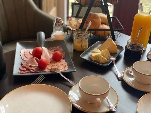 特伦德尔堡Gast- und Pensionshaus Pilgereck的一张桌子,上面放着一盘食物和一盘食物