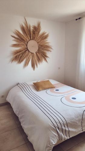 - une chambre dotée d'un lit avec une horloge murale dans l'établissement Villa dans les Alpilles, à Maussane-les-Alpilles