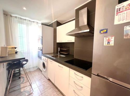 une cuisine avec un évier et une cuisinière four supérieur dans l'établissement Residence Lascaris, à Nice