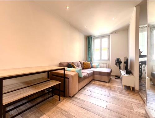 un salon avec un canapé et une table dans l'établissement Residence Lascaris, à Nice