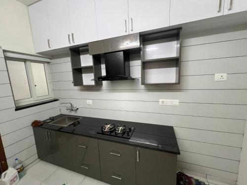 une cuisine avec un évier et une cuisinière dans l'établissement Moonlite, à Anachal