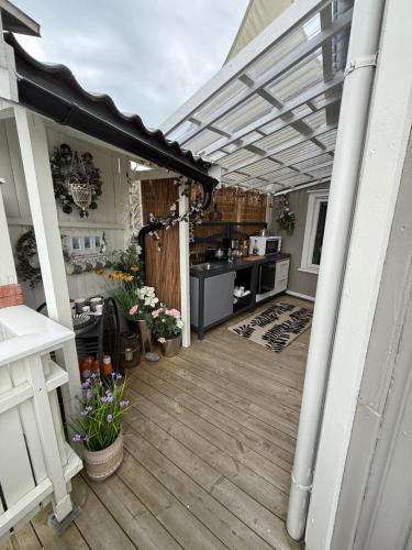 an outdoor kitchen with awning on a patio at Monas sommerresidens midt i hjertet av Kragerø in Kragerø