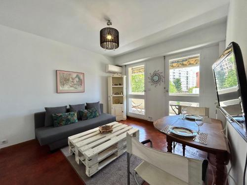 Photo de la galerie de l'établissement Chez Emma - Appart terrasse proche Hôpitaux Universitaires Timone - Conception, à Marseille