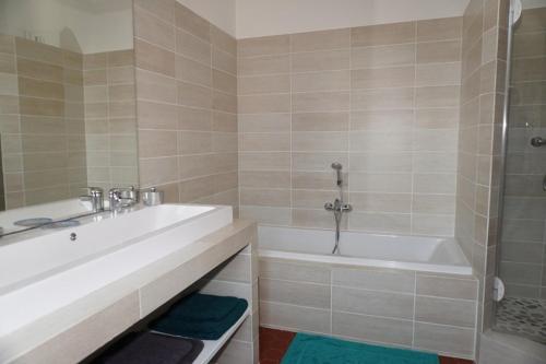 une salle de bain avec une baignoire, un lavabo et une douche dans l'établissement Villa de charme, vue mer, baignée de soleil, à Grasse