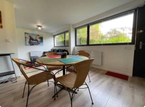 Χώρος καθιστικού στο Heroes Home