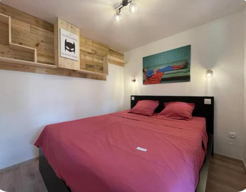 Ένα ή περισσότερα κρεβάτια σε δωμάτιο στο Heroes Home