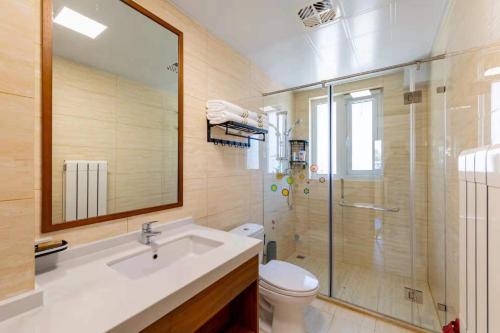 Bilik mandi di Dream Back Great Wall Boutique Villas in Beijing's Gubei Water Town
