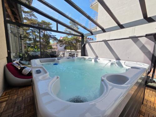 a jacuzzi tub on the balcony of a building at Villa Azalia in Jastrzębia Góra