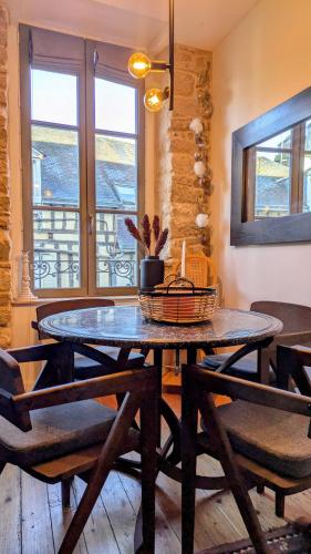 une salle à manger avec une table et quelques chaises dans l'établissement Joli appartement centre ville de Vannes, à Vannes