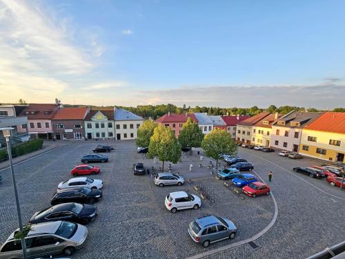 KlimkoviceにあるHotel U Feldůの町車の駐車場