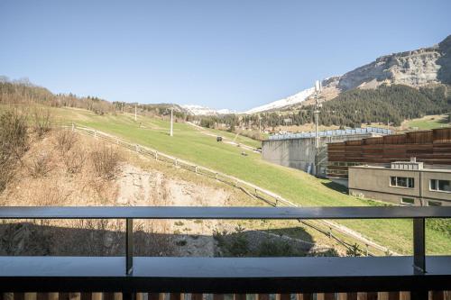 a balcony with a view of a snow covered mountain at Edelweiss Ferienwohnung, Stenna Bergblick in Flims