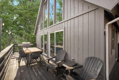 Balkón nebo terasa v ubytování Fireplace Grill Games & Dogs near Bryce Resort