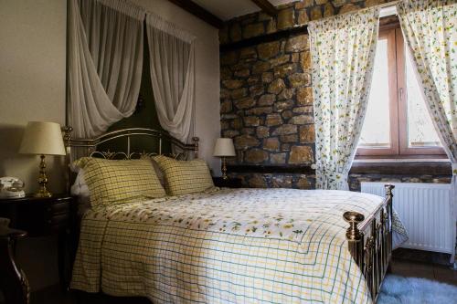 Postel nebo postele na pokoji v ubytování Archontiko Emmanouilidi Suites