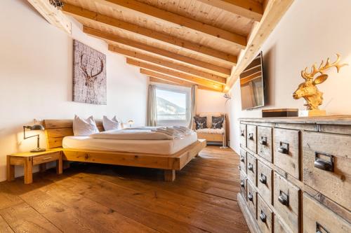 a bedroom with a large bed in a room at Edelweiss Promenada Penthouse in Flims
