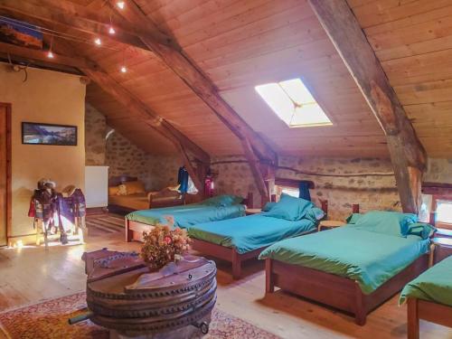 - une chambre avec 3 lits dans une chambre avec plafond dans l'établissement Gîte Gîte La Fontaine 10/12 personnes, à Saint-Symphorien