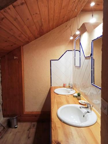 une salle de bain avec deux lavabos et un miroir dans l'établissement Gîte Gîte La Fontaine 10/12 personnes, à Saint-Symphorien