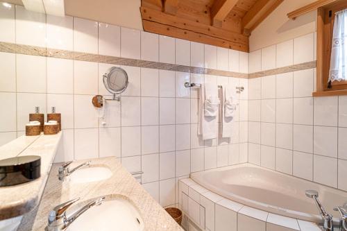 Ένα μπάνιο στο Edelweiss Casa Miez Penthouse