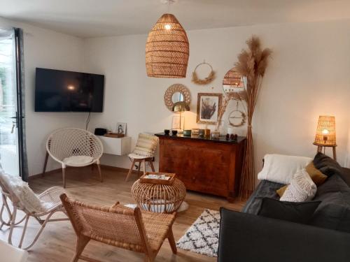 a living room with a couch and chairs at La Bergerie à Palleau, Les Blés Dorés et Les Graines de Lin à Corgengoux, proches de Beaune et de ses villages viticoles in Palleau
