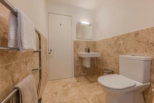 Ένα μπάνιο στο Gillean House-Spectacular beachfront property-Skye