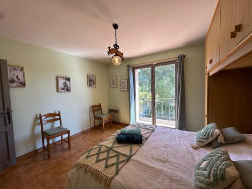 une chambre avec un grand lit et une fenêtre dans l'établissement La Dolce Vita Haut de villa avec jardin terrasse barbecue babyfoot parking entre Aix et Marseille, à Simiane-Collongue