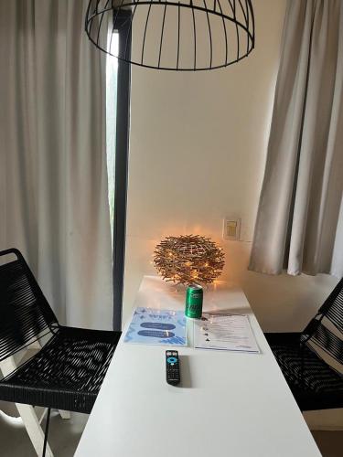 a white table with a lamp and a black chair at Luminoso Depto 40 metros NUEVO. Excelente Ubicacion Zona Sur. in Remedios de Escalada