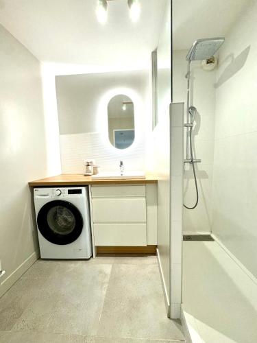 une machine à laver dans une salle de bain avec un lavabo dans l'établissement Magnifique T3 avec terrasse, à Clermont-Ferrand