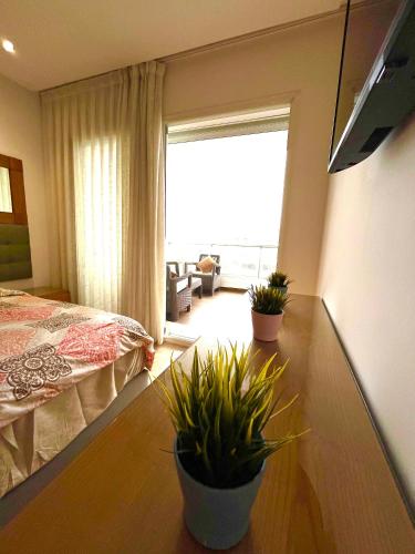 Télévision ou salle de divertissement dans l'établissement Seaside appartment with private pool