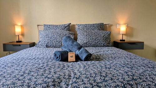 un lit avec deux lampes et une boîte dessus dans l'établissement Chic et cozy duplex dans le centre ville de Vannes, à Vannes