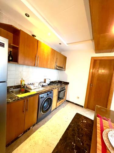 une cuisine avec un évier et un lave-vaisselle dans l'établissement Seaside appartment with private pool, à Tamaris