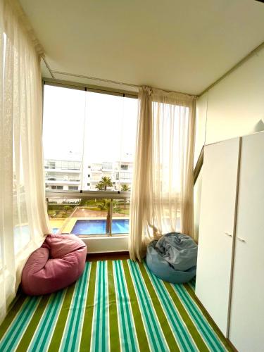 Un ou plusieurs lits dans un hébergement de l'établissement Seaside appartment with private pool