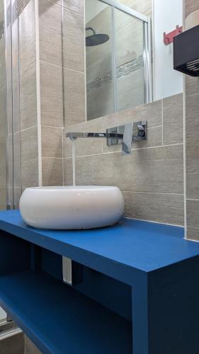 un évier blanc posé sur une table bleue dans l'établissement Chic et cozy duplex dans le centre ville de Vannes, à Vannes